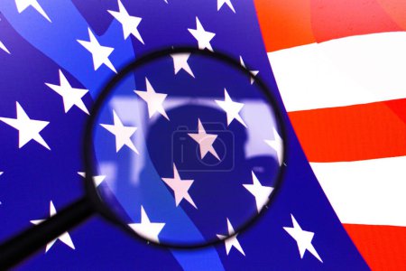 Foto de 17 de abril de 2024, Brasil. En esta ilustración fotográfica, la bandera de los Estados Unidos de América mostrada en una pantalla de computadora a través de una lupa - Imagen libre de derechos