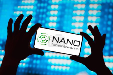 Foto de 22 de abril de 2024, Brasil. En esta ilustración fotográfica, el logotipo de NANO Nuclear Energy Inc. se muestra en la pantalla de un teléfono inteligente - Imagen libre de derechos