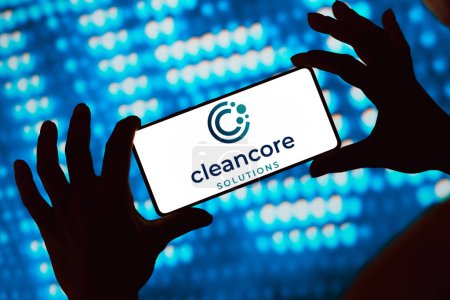 Foto de 29 de abril de 2024, Brasil. En esta ilustración fotográfica, el logotipo de CleanCore Solutions, Inc. se muestra en la pantalla de un teléfono inteligente - Imagen libre de derechos