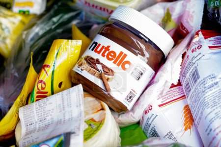 Téléchargez les photos : 1er mai 2024, Brésil. Nutella chocolat est vu à l'intérieur d'un panier dans un supermarché au Brésil. - en image libre de droit