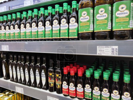 Téléchargez les photos : 1er mai 2024, Brésil. L'huile d'olive extra vierge de marque Andorinha est vendue dans un supermarché au Brésil. - en image libre de droit