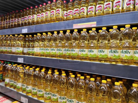 Téléchargez les photos : 1er mai 2024, Brésil. L'huile de soja des marques Soya et Vitaliv sont vendues dans un supermarché au Brésil. - en image libre de droit