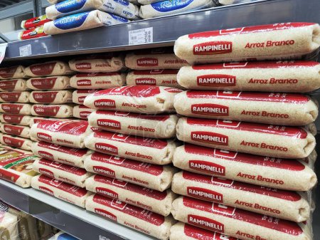 Téléchargez les photos : 1er mai 2024, Brésil. Le riz blanc de marque Rampinelli est vendu dans un supermarché au Brésil. - en image libre de droit