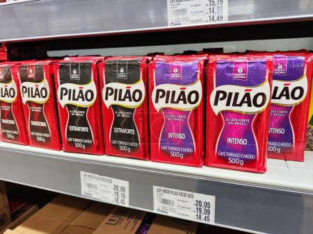 Téléchargez les photos : 1er mai 2024, Brésil. Le café de marque Pilao est vu être vendu sur les étagères d'un supermarché au Brésil. - en image libre de droit
