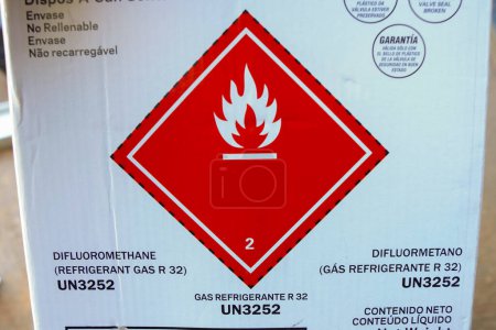 Téléchargez les photos : May 4, 2024, Brazil. In this photo illustration, the packaging of R-32 Freon gas. It is a pure HFC refrigerant, and is therefore used in air conditioning. - en image libre de droit