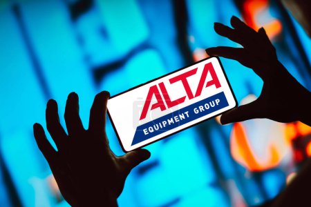 Téléchargez les photos : 9 mai 2024, Brésil. Dans cette illustration photo, le logo d'Alta Equipment Group Inc. est affiché sur un écran de téléphone intelligent. - en image libre de droit