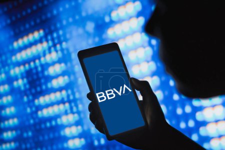Téléchargez les photos : 9 mai 2024, Brésil. Dans cette illustration photo, le logo Banco Bilbao Vizcaya Argentaria (BBVA) est affiché sur un écran de smartphone. - en image libre de droit
