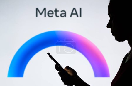 Foto de 13 de mayo de 2024, Brasil. En esta ilustración fotográfica, la silueta de una mujer sostiene un teléfono inteligente con el logotipo de Meta AI en el fondo - Imagen libre de derechos
