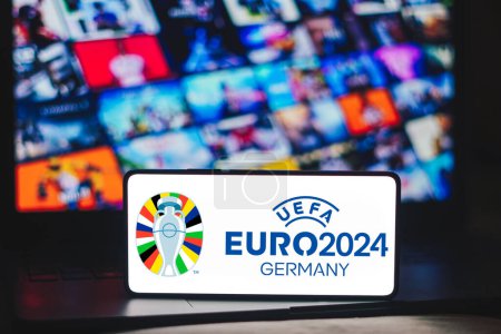 Téléchargez les photos : 20 mai 2024, Brésil. Sur cette illustration photo, le logo du Championnat d'Europe de football de l'UEFA (Euro 2024 Allemagne) est affiché sur un écran de smartphone. C'est le principal championnat de football entre équipes masculines des pays européens appartenant à l'UEFA. - en image libre de droit