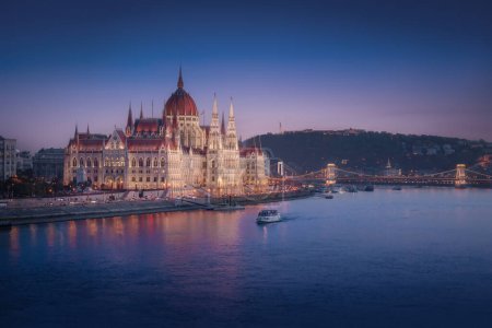 Foto de Parlamento húngaro, río Danubio y puente de la cadena Szechenyi por la noche - Budapest, Hungría - Imagen libre de derechos