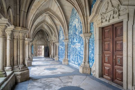 Foto de Oporto, Portugal - 7 de febrero de 2020: Corredor de claustros góticos de la Catedral de Se do Porto con azulejos portugueses de Azulejo - Oporto, Portugal - Imagen libre de derechos