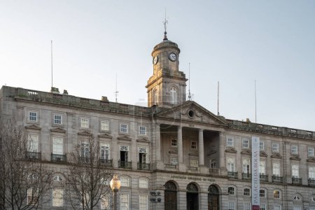 Foto de Porto, Portugal - Feb 4, 2020: Palacio de la Bolsa en la Plaza Infante D. Henrique - Porto, Portugal - Imagen libre de derechos