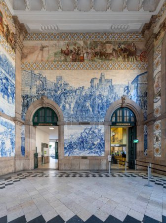 Foto de Oporto, Portugal - 5 de febrero de 2020: Escenas de azulejos del Azulejo portugués en la estación de tren de Sao Bento Interior - Oporto, Portugal - Imagen libre de derechos