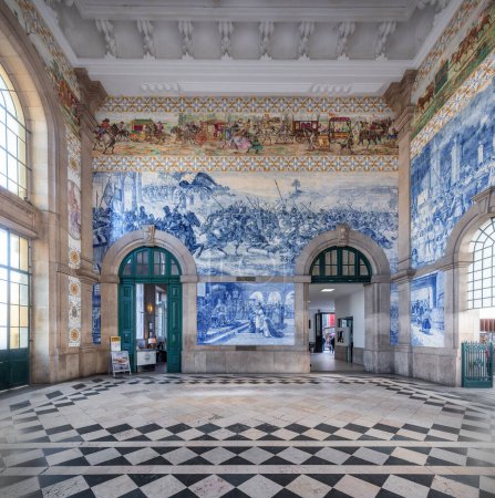Foto de Oporto, Portugal - 5 de febrero de 2020: Escenas de azulejos del Azulejo portugués en la estación de tren de Sao Bento Interior - Oporto, Portugal - Imagen libre de derechos