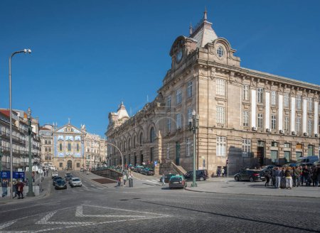 Téléchargez les photos : Porto, Portugal - 5 février 2020 : Gare de Sao Bento et église Igreja dos Congregados - Porto, Portugal - en image libre de droit
