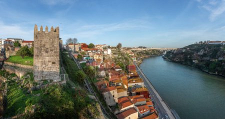 Téléchargez les photos : Rivière Douro avec pont Infante et Fernandine Walls vue panoramique - Porto, Portugal - en image libre de droit
