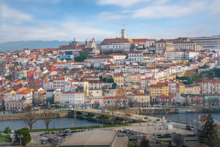 Luftaufnahme der Skyline von Coimbra mit dem Fluss Mondego, Universität und Kathedrale - Coimbra, Portugal