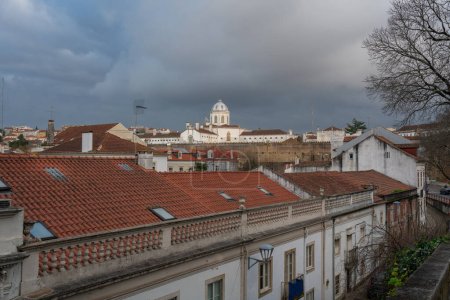 Foto de Vista aérea de Coimbra con centro penitenciario de Coimbra - Coimbra, Portugal - Imagen libre de derechos