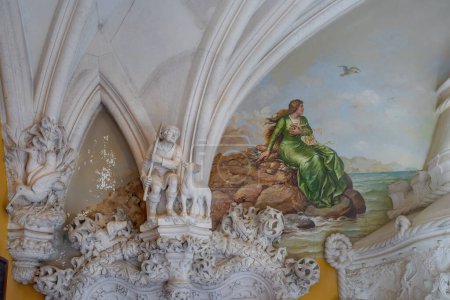 Foto de Sintra, Portugal - 21 de febrero de 2020: Detalles de la Sala de Caza (o Comedor) en el Palacio de Quinta da Regaleira - Sintra, Portugal - Imagen libre de derechos
