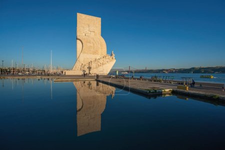 Foto de Lisboa, Portugal - 24 de febrero de 2020: Monumento a los Descubrimientos (Padrao dos Descobrimentos) al atardecer - Lisboa, Portugal - Imagen libre de derechos