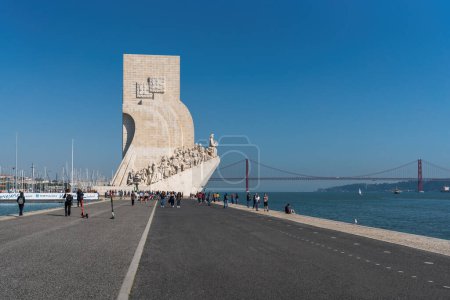 Foto de Lisboa, Portugal - Feb 24, 2020: Monumento a los Descubrimientos (Padrao dos Descobrimentos) y Río Tajo (Río Tejo) - Lisboa, Portugal - Imagen libre de derechos