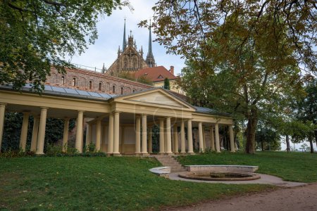 Téléchargez les photos : Denis Gardens Colonnade et cathédrale Saint-Pierre-et-Paul - Brno, République tchèque - en image libre de droit