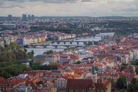 Foto de Vista aérea del río Moldava y los puentes de Praga - Praga, República Checa - Imagen libre de derechos