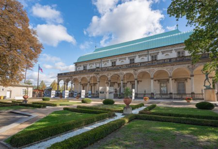 Foto de Praga, Chequia - 30 de septiembre de 2019: Palacio de Verano Reina Annes en el Real Jardín del Castillo de Praga - Praga, República Checa - Imagen libre de derechos