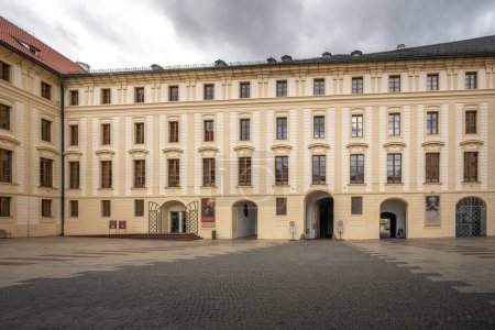 Foto de Praga, Chequia - 30 de septiembre de 2019: Galería de imágenes en el segundo patio del Castillo de Praga - Praga, República Checa - Imagen libre de derechos