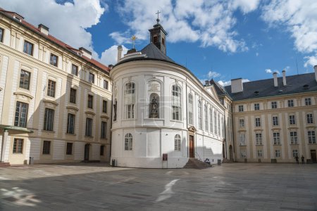 Foto de Praga, Chequia - 26-sep-2019: Capilla de la Santa Cruz en el Castillo de Praga - Praga, República Checa - Imagen libre de derechos