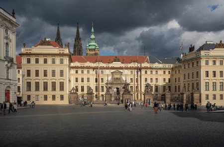 Téléchargez les photos : Prague, Tchéquie - 26 sept. 2019 : Entrée de la façade du château de Prague avec la porte Matthias - Prague, République tchèque - en image libre de droit