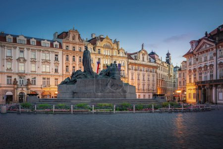 Téléchargez les photos : Prague, Czechia - Sep 28, 2019: Jan Hus Memorial at Old Town Square at sunset - Prague, Czech Republic - en image libre de droit