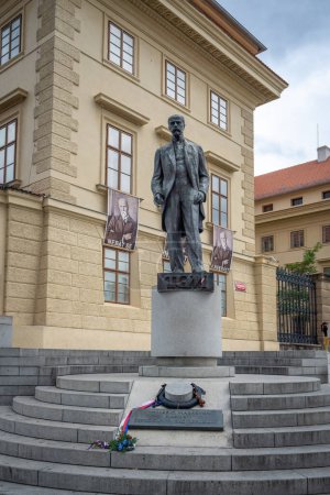 Téléchargez les photos : Prague, Czechia - Sep 30, 2019: Tomas Garrigue Masaryk Statue at Hradcany Square - Prague, Czech Republic - en image libre de droit