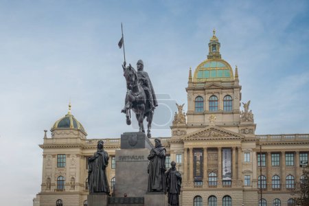 Foto de Prague, Czechia - Oct 01, 2019: Statue of Saint Wenceslas and National Museum at Wenceslas Square - Prague, Czech Republic - Imagen libre de derechos
