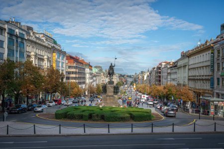 Foto de Prague, Czechia - Sep 26, 2019: Wenceslas Square and Statue of Saint Wenceslas - Prague, Czech Republic - Imagen libre de derechos