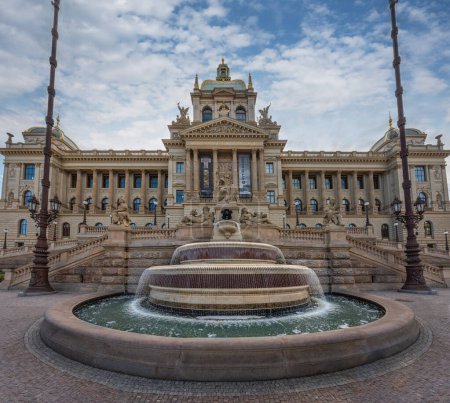 Foto de Prague, Czechia - Sep 26, 2019: National Museum and Wenceslas Fountain at Wenceslas Square - Prague, Czech Republic - Imagen libre de derechos