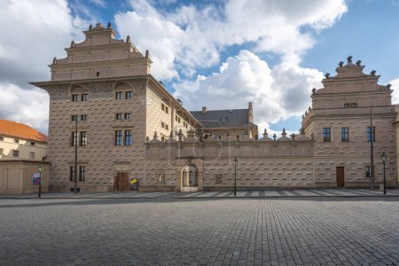 Foto de Prague, Czechia - Sep 26, 2019: Schwarzenberg Palace and National Gallery at Hradcany Square - Prague, Czech Republic - Imagen libre de derechos