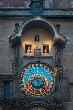 Téléchargez les photos : St Jude Thaddaeus and St Philip Animated apostles figurines of Astronomical Clock at Old Town Hall - Prague, Czech Republic - en image libre de droit