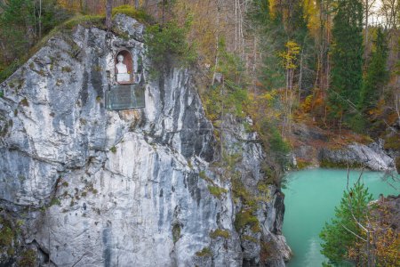 Foto de Maximilian II Monument near Lechfall waterfall - Fussen, Bavaria, Germany - Imagen libre de derechos
