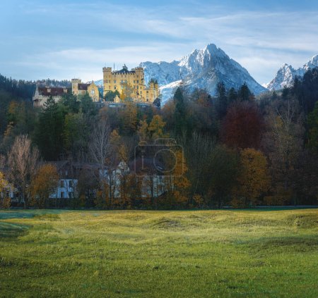 Foto de Hohenschwangau Castle with Gehrenspitze Peak on background part of Tannheim Mountains on Alps - Schwangau, Bavaria, Germany - Imagen libre de derechos