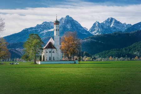 Foto de St Coloman Church with Alps Tannheim Mountains on background - Schwangau, Bavaria - Imagen libre de derechos