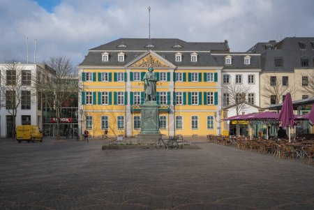 Foto de Bonn, Germany - Jan 29, 2020: Beethoven Monument and Old Post Office at Munsterplatz - Bonn, Germany - Imagen libre de derechos