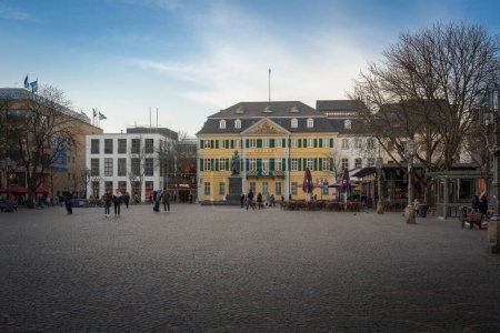 Foto de Bonn, Germany - Jan 29, 2020: Munsterplatz with Beethoven Monument and Old Post Office - Bonn, Germany - Imagen libre de derechos