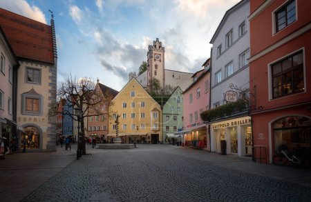 Foto de Bavaria, Germany - Nov 06, 2019: Fussen Old Town (Altstadt) with High Castle (Hohes Schloss) - Fussen, Germany - Imagen libre de derechos