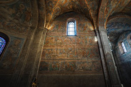 Téléchargez les photos : Brunswick, Germany - Jan 15, 2020: Martyrdom of Thomas Becket Fresco Secco paintings at St. Blasii Cathedral Interior - Braunschweig, Lower Saxony, Germany - en image libre de droit