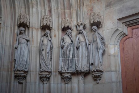 Foto de Magdeburg, Germany - Jan 15, 2020: Five foolish virgins showing their sorrow sculptures at Magdeburg Cathedral Interior - Magdeburg, Germany - Imagen libre de derechos