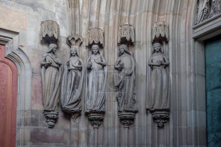 Foto de Magdeburg, Germany - Jan 15, 2020: Five wise virgins showing their joy sculptures at Magdeburg Cathedral Interior - Magdeburg, Germany - Imagen libre de derechos