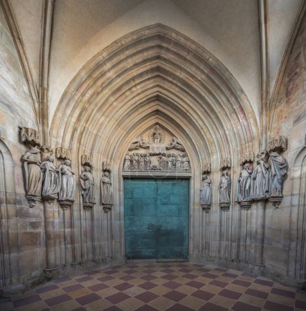 Foto de Magdeburg, Germany - Jan 15, 2020: Door and early gothic sculptures of the Ten Wise and Foolish Virgins at the Gate of Paradise at Magdeburg Cathedral Interior - Magdeburg, Germany - Imagen libre de derechos
