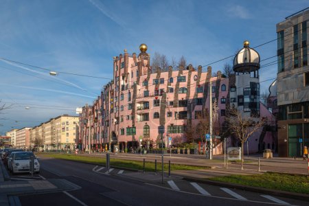 Téléchargez les photos : Magdeburg, Germany - Jan 15, 2020: Hundertwasser Green Citadel of Magdeburg - Magdeburg, Saxony-Anhalt, Germany - en image libre de droit