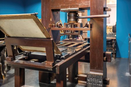 Foto de Mainz, Germany - Jan 22, 2020: Gutenberg Press Replica at Gutenberg Museum Interior - Mainz, Germany - Imagen libre de derechos